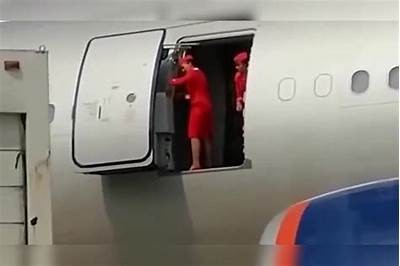 国产飞机开门全过程视频，揭秘航空制造背后的精彩瞬间